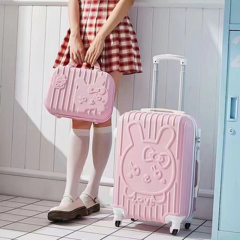 Schicke Reisegefährte: Mädchenkoffer mit Make-up für stilvolle Abenteuer