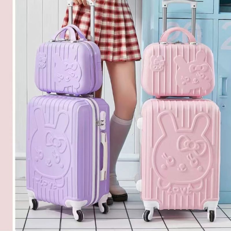 Schicke Reisegefährte: Mädchenkoffer mit Make-up für stilvolle Abenteuer